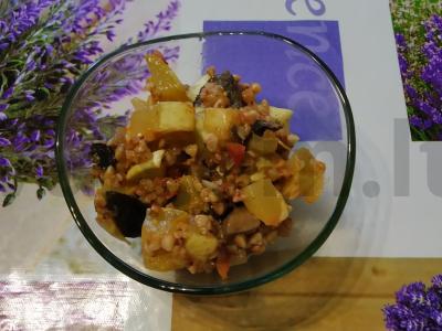 Grikių košė su cukinijomis, pomidorais ir grybais pagrindine nuotrauka