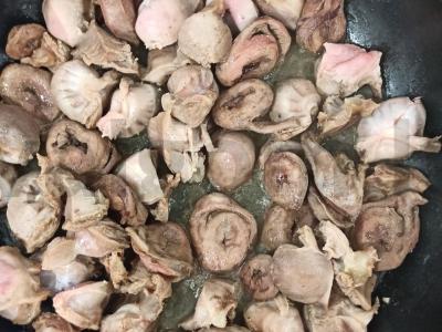 Bulvės su keptomis kalakutų skrandžiais Žingsnis 1