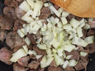 Bulvės su keptomis kalakutų skrandžiais Žingsnis 2