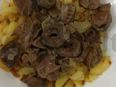 Bulvės su keptomis kalakutų skrandžiais pagrindine nuotrauka