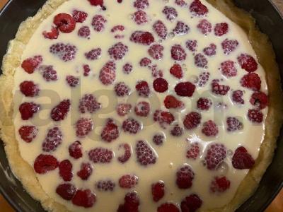 Minkštas smėlinis pyragas su avietėmis grietinės užpilu Žingsnis 4