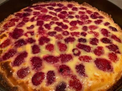 Minkštas smėlinis pyragas su avietėmis grietinės užpilu pagrindine nuotrauka