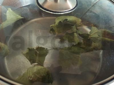 Kompotas iš uogienės ir juodųjų serbentų lapų Žingsnis 1