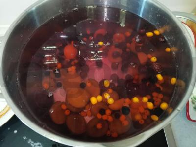 Vaisių-uogų kompotas Žingsnis 1