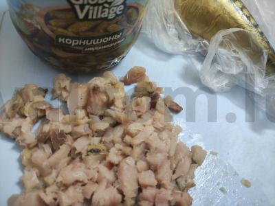 Sumuštinių užtepas „Žuvis su marinuotais agurkėliais“ Žingsnis 1