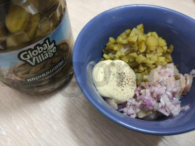 Sumuštinių užtepas „Žuvis su marinuotais agurkėliais“ Žingsnis 3