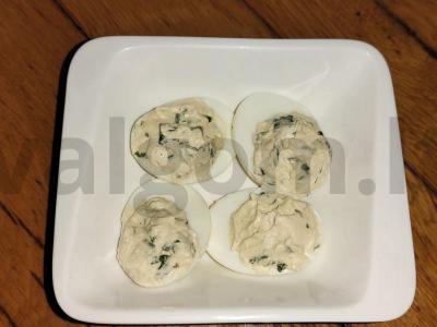 Kiaušiniai, įdaryti jauniems krienų lapams pagrindine nuotrauka