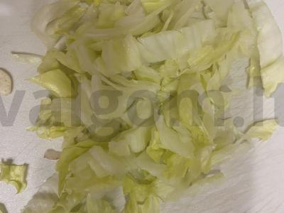 Lengvas salotas su tunu ir agurkais Žingsnis 1