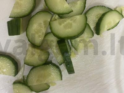 Lengvas salotas su tunu ir agurkais Žingsnis 3