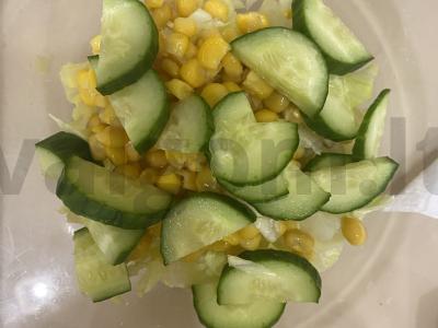 Lengvas salotas su tunu ir agurkais Žingsnis 4