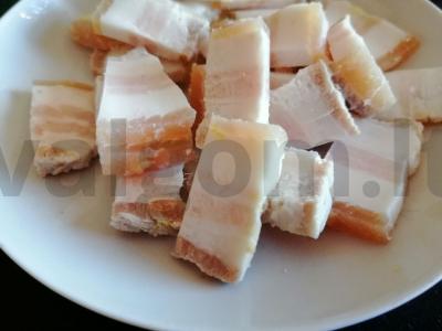 Sūdyta šoninė su druska ir česnaku pagrindine nuotrauka