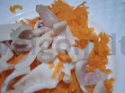 Kalmarų, morkų ir kukurūzų salotos Žingsnis 1