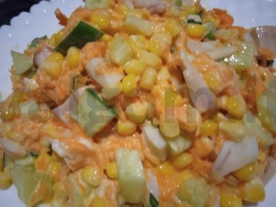 Kalmarų, morkų ir kukurūzų salotos pagrindine nuotrauka