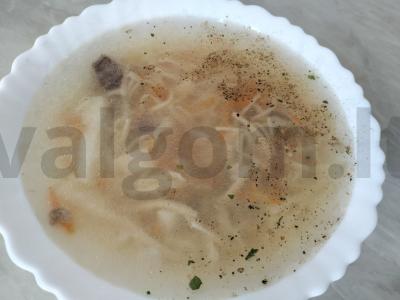 Jautienos sriuba su namine makaronais pietums pagrindine nuotrauka