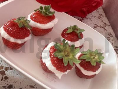 Braškės su varškės sūriu šventiniam stalui pagrindine nuotrauka