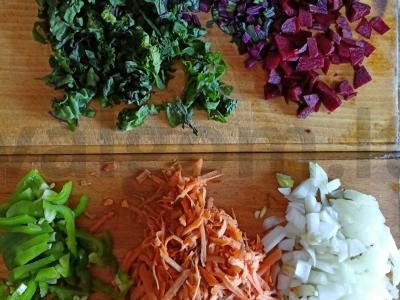 Vasaros šaltibarščiai iš burokėlių lapų Žingsnis 1