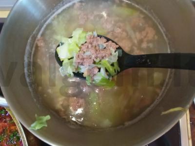 Vasaros šaltibarščiai iš burokėlių lapų Žingsnis 5