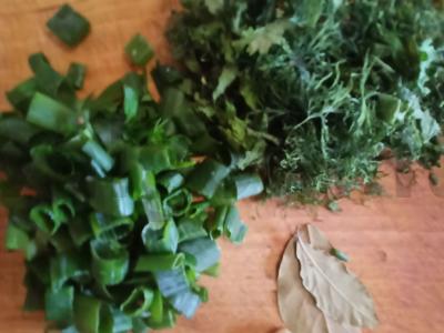 Vasaros šaltibarščiai iš burokėlių lapų Žingsnis 6