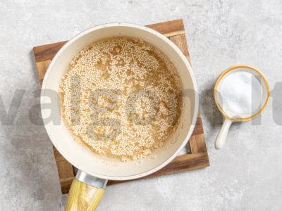 Kvinoja su batatu, avinžirniais, graikiniais riešutais Žingsnis 2