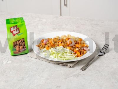 Kvinoja su batatu, avinžirniais, graikiniais riešutais pagrindine nuotrauka