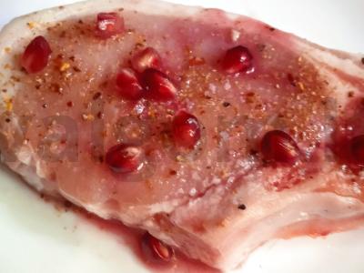 Kiaulienos kepsnys granatų marinate Žingsnis 2