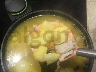 Vištienos sultinys su kopūstais ir bulvėmis Žingsnis 3