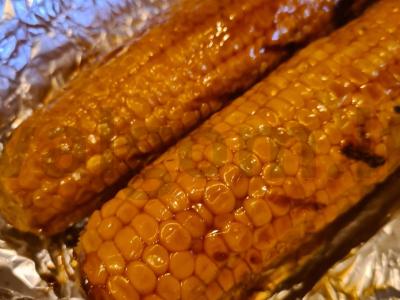 Rūkyta kukurūza su barbekiu padažu ant anglies grilio pagrindine nuotrauka