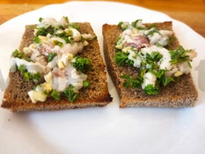 Skrebučiai su šonine, česnaku ir petražolėmis pagrindine nuotrauka