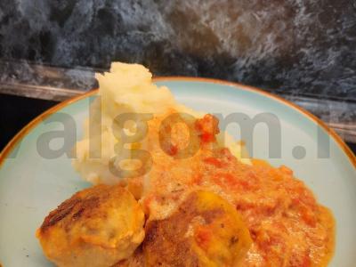 Koldūnai su pomidorais padaže pagrindine nuotrauka