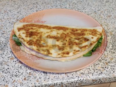 Tortilija su kalakutiena ir sūriu greitam užkandžiui pagrindine nuotrauka