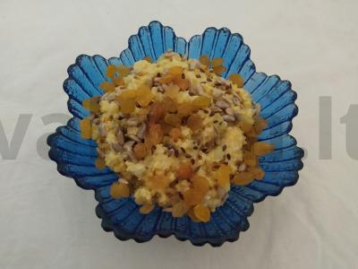 Pšenių košė su džiovintais vaisiais ir saulėgrąžų sėklomis pagrindine nuotrauka