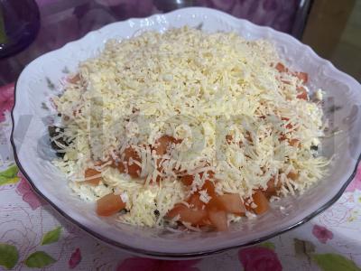 Salotas „Svajonė“ su vištiena, pievagrybiais ir sūriu pagrindine nuotrauka