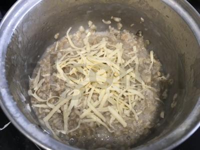 Sotūs avižų košė su tarkuotu sūriu Žingsnis 4