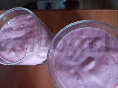 Smuzi su jogurtu, braškėmis ir bananais pagrindine nuotrauka