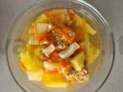 Sriuba su meatballs ir paprikomis pagrindine nuotrauka