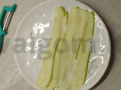 Keturių ingredientų cukinijų apkepas Žingsnis 1