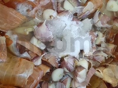 Kiaulienos krūtinėlė svogūnų lukštuose Žingsnis 1