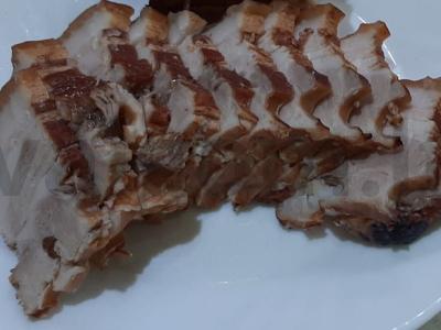 Kiaulienos krūtinėlė svogūnų lukštuose pagrindine nuotrauka