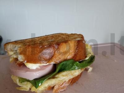 Skanus sumuštinis pusryčiams pagrindine nuotrauka