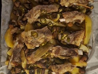 Troškinti šonkauliai su grybais ir aštria paprika pagrindine nuotrauka