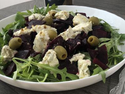 Salotos su kepta burokėliais, rukola ir alyvuogėmis pagrindine nuotrauka