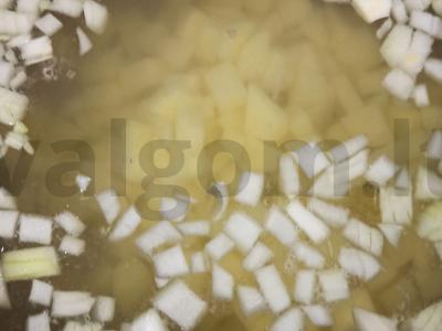 Kvapnus sriuba su meatballs ir makaronais Žingsnis 1