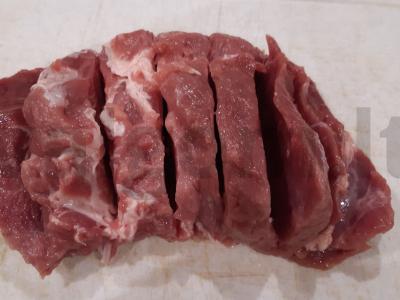 Kvapni kiauliena, kepta su slyvom rankovėje Žingsnis 1