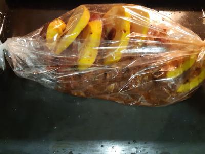 Kvapni kiauliena, kepta su slyvom rankovėje Žingsnis 3