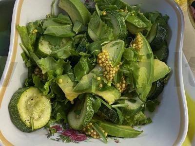 Žalias salotas su cukinijomis ir prancūziška garstyčia pagrindine nuotrauka