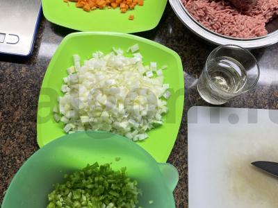 Bolognese makaronai su vynu Žingsnis 1