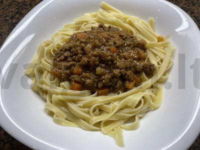 Bolognese makaronai su vynu pagrindine nuotrauka