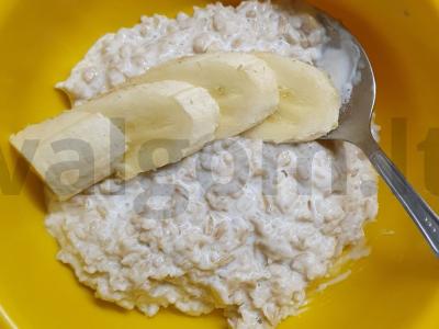 Avižų košės dubuo su bananais ir žemės riešutų pasta Žingsnis 2