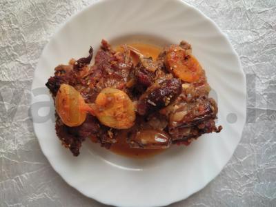 Šventinė aviena pomidorų padaže su džiovintais vaisiais pagrindine nuotrauka