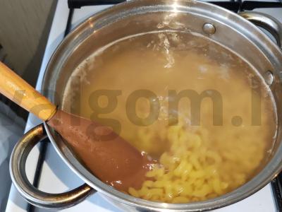 Cukriniai makaronai su sviestu ir avietėmis Žingsnis 1